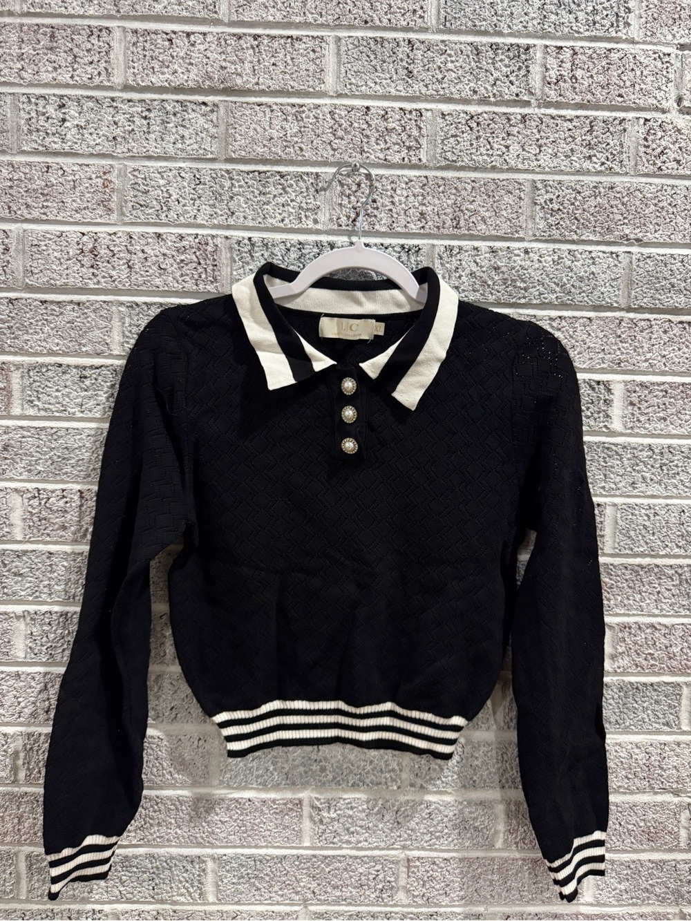 Black and White Contrast Collar Knit Top